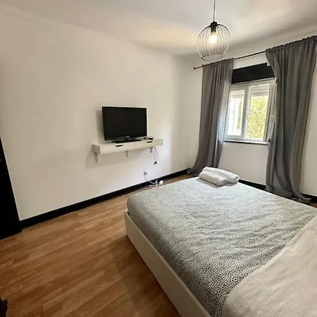 2 Bedroom Apt Walking Distance To Estoril