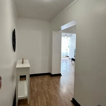 2 Bedroom Apt Walking Distance To Estoril