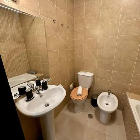 2 Bedroom Apt Walking Distance To Apartmán *